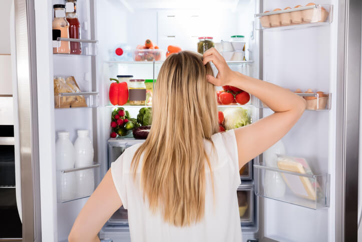 PASSAR A IDEIA DE PESSOA ESCOLHENDO COMIDA COM A GELADEIRA ABERTA