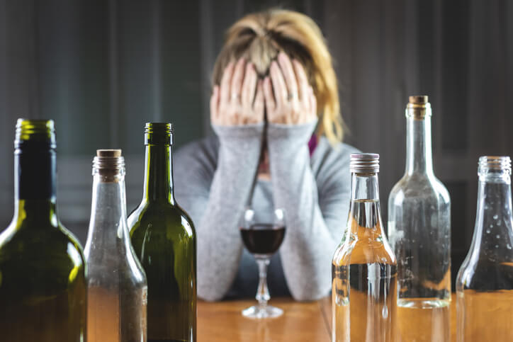 COMO O ALCOOLISMO PODE AFETAR A SAÚDE MENTAL 