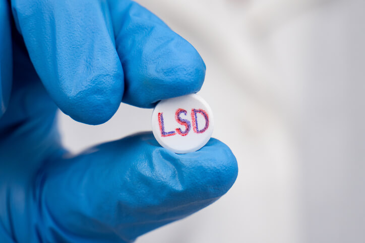 LSD: Desvendando o tratamento, os efeitos e a dependência química