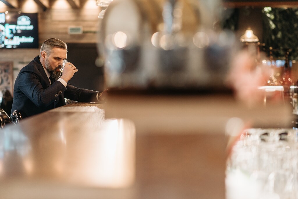 Homem tomando álcool 