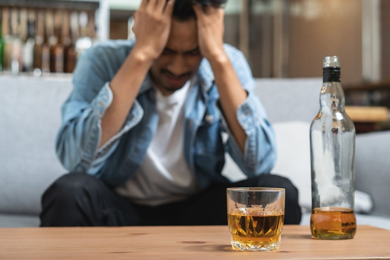 Vozes e delírios: o perigo da alucinose alcoólica em dependentes