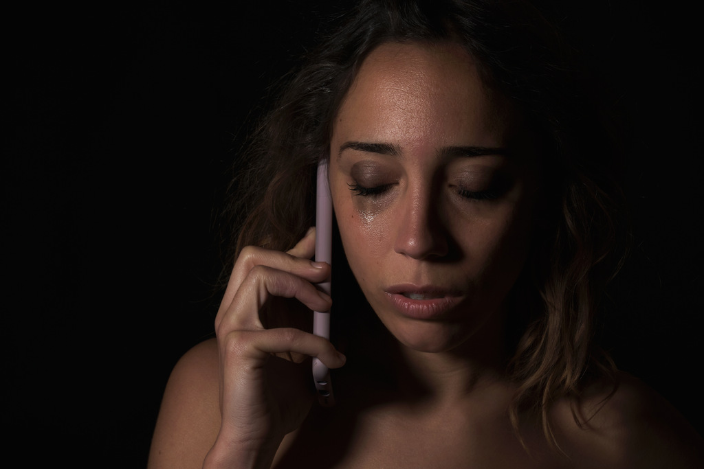 Mulher com pensamento suicida ligando para o CVV