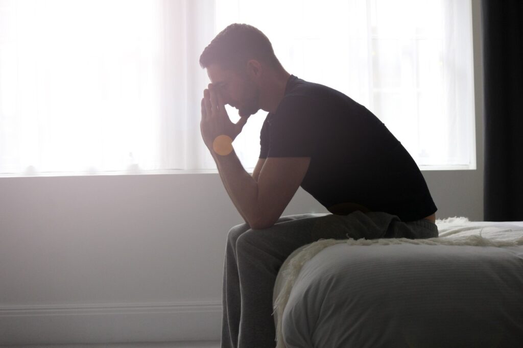 Homem com sintomas de depressão masculina
