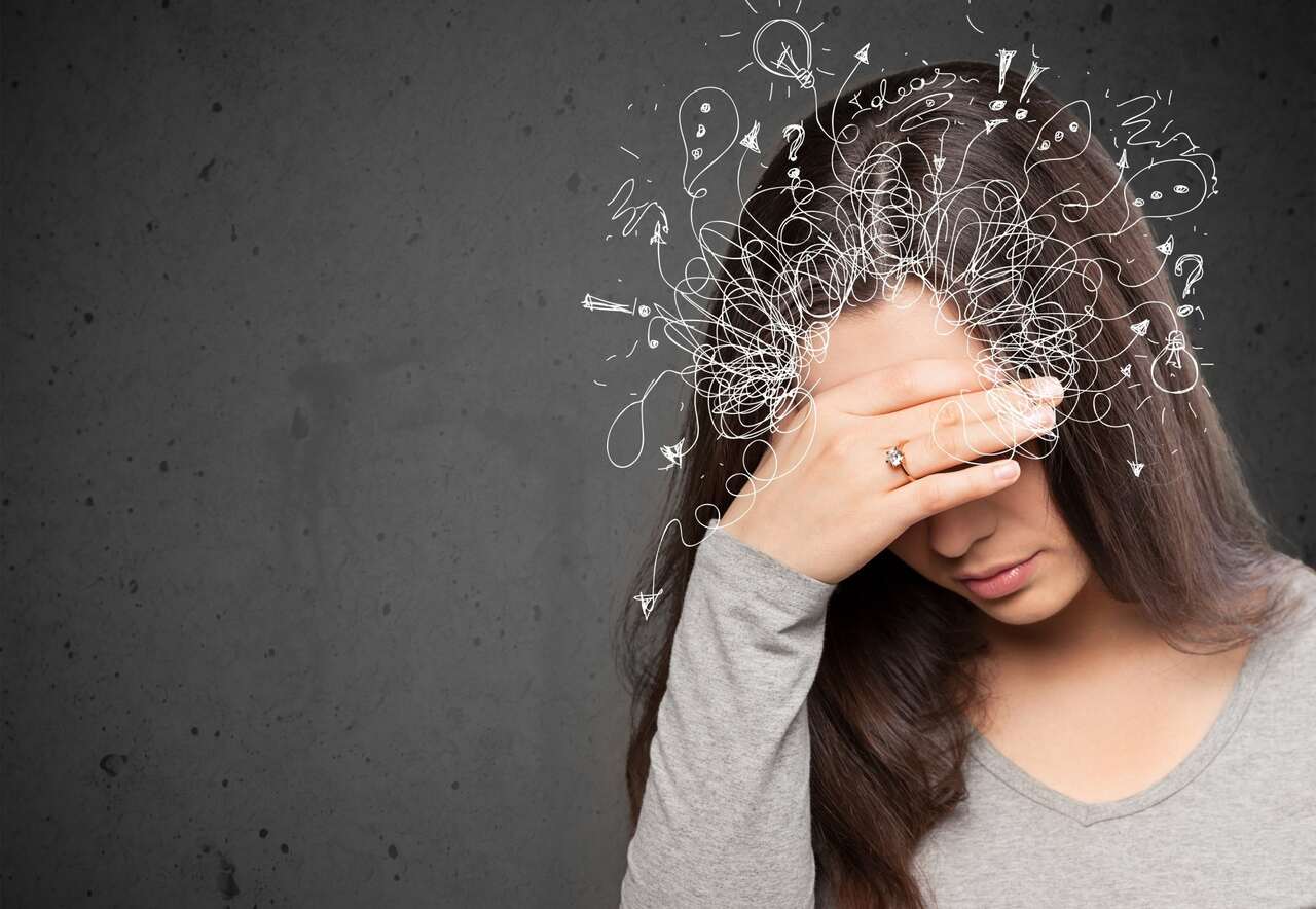 Mulher confusa com mãos na cabeça