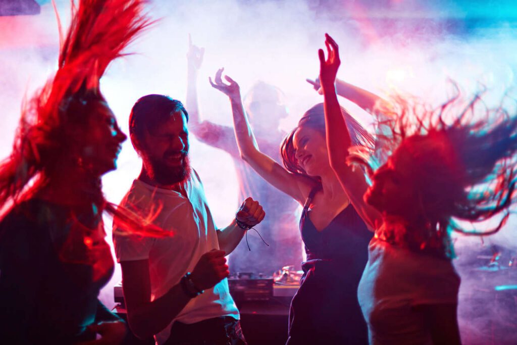 jovens dançando em uma festa sob efeito de opioides