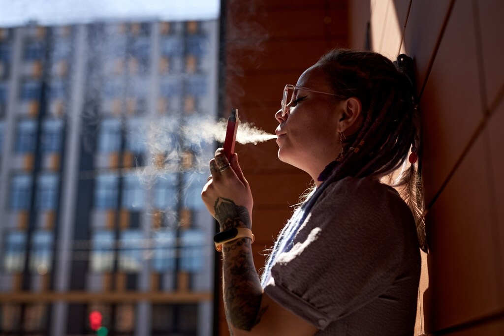 Mulher usando cigarro eletrônico