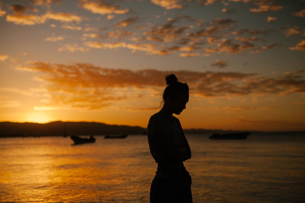 mulher no entardecer na praia