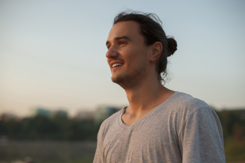 homem sorrindo