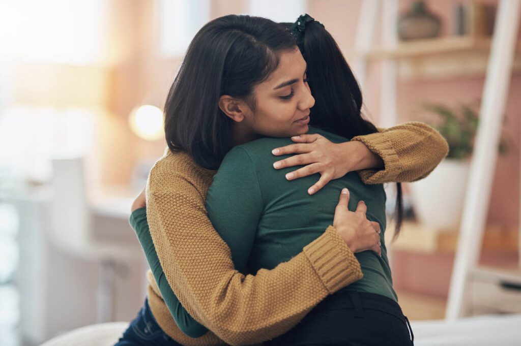 Mulheres se abraçando
