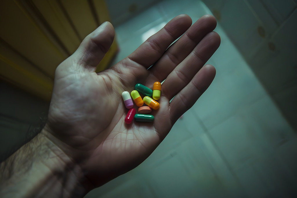 Vício em remédio: medicamentos e organizador de doses