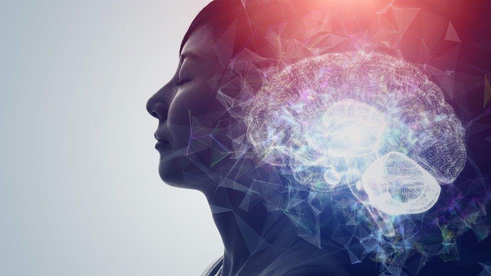 Ilustra&ccedil;&atilde;o de perfil humano com as conex&otilde;es cerebrais representadas por pontos e linhas luminosas